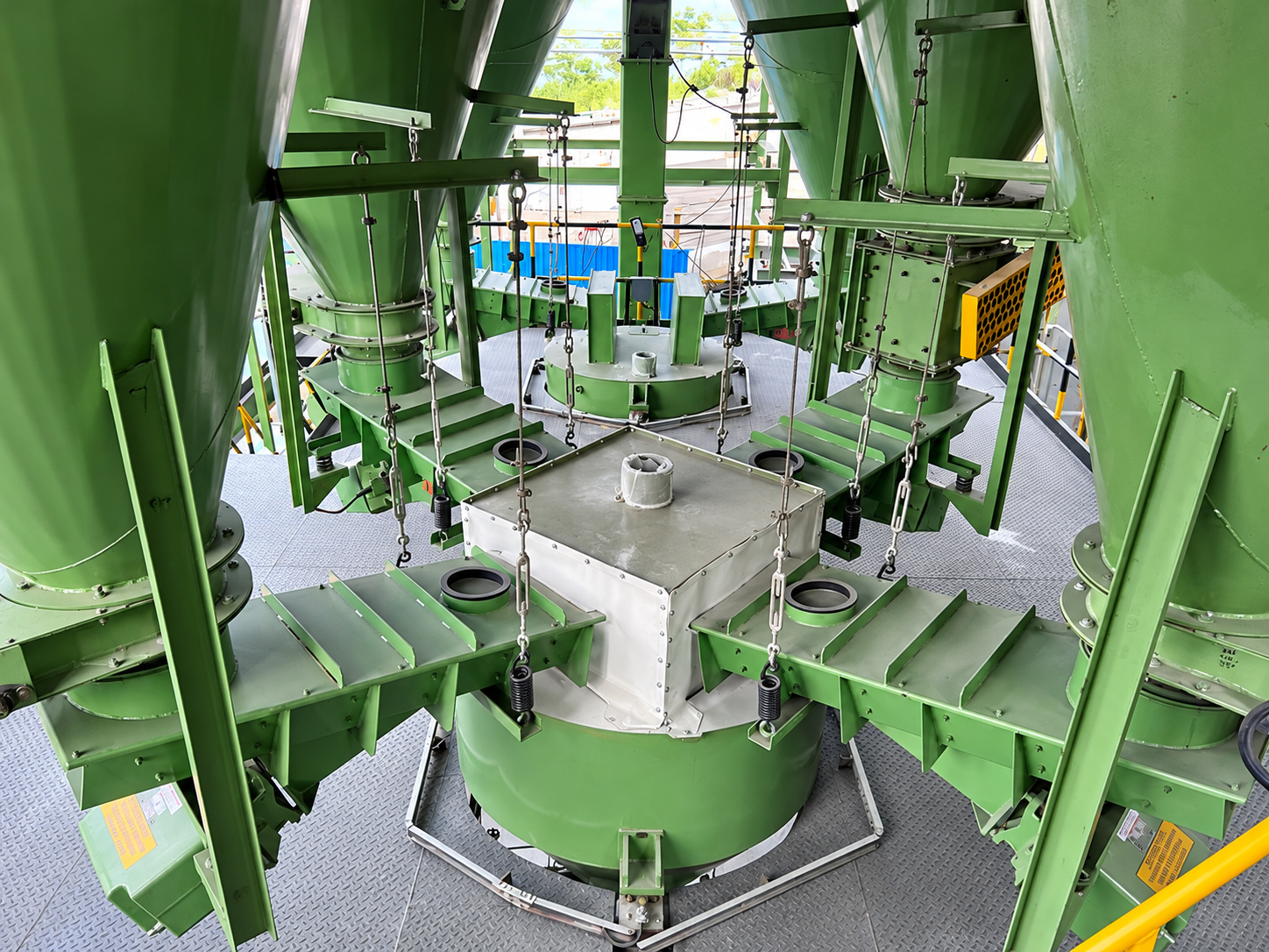 Precision weighing and dosing hoppers