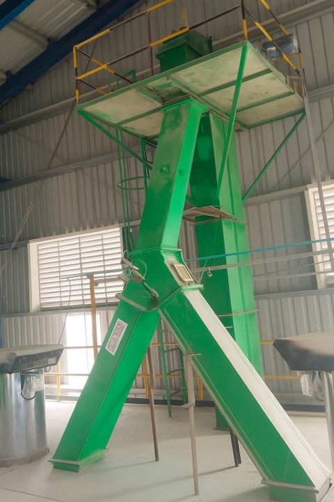 Silica sand bucket elevator